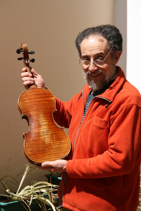 El Luthier de cuerdas de corazón y madera de canciones y marchas