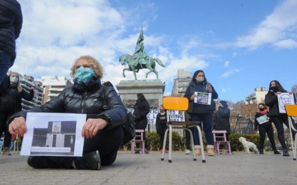 Jardines de infantes levantan la carpa frente a Gobernación pero piden certezas