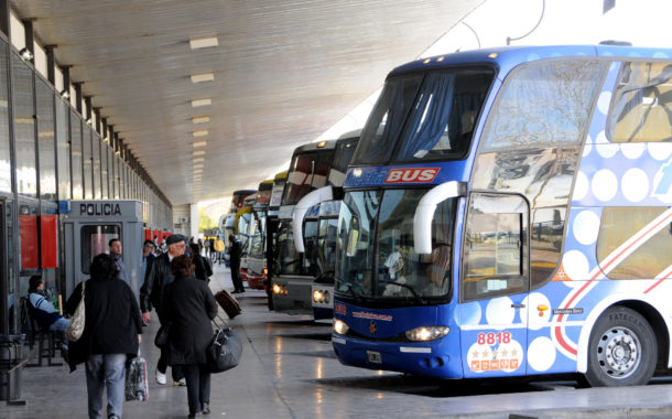 Vuelven los vuelos regulares y los servicios de media y larga distancia pero no para el turismo