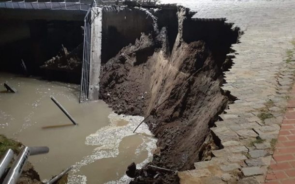 A causa del derrumbe, realizan tareas preventivas en el Parque España