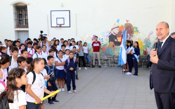 Perotti firmó el decreto para implementar el boleto educativo en la provincia