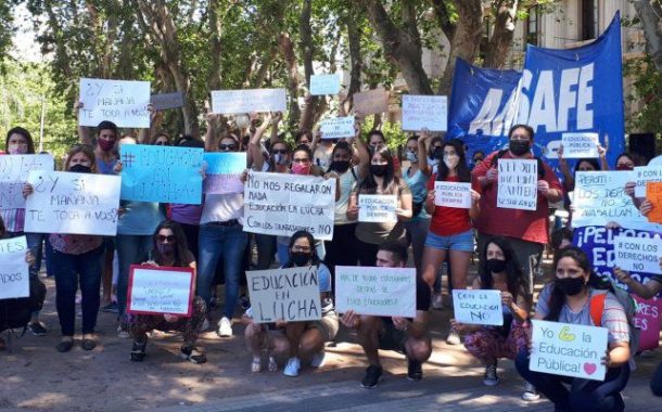 Un grupo de docentes protestó frente a gobernación