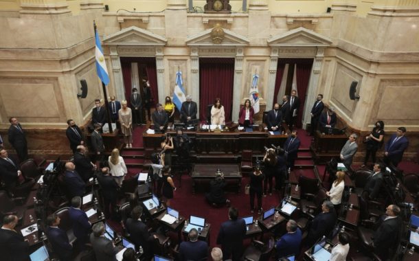 Senadores del FdT presentaron un proyecto para pagar deuda con dinero fugado